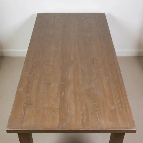 Table à manger en bois avec finition mate, texture naturelle et bords légèrement usés sur fond blanc neutre, idéale pour les meubles anciens.