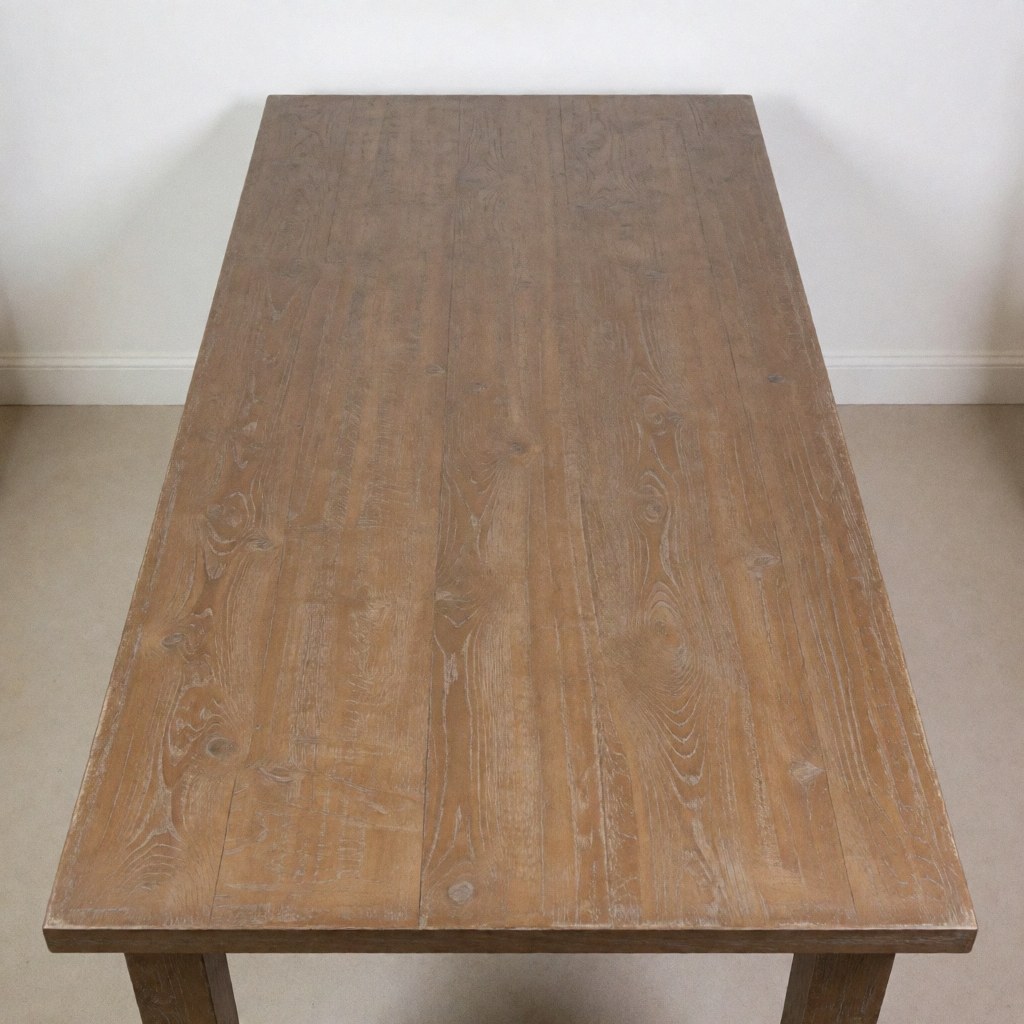 Table à manger en bois avec finition mate, texture naturelle et bords légèrement usés sur fond blanc neutre, idéale pour les meubles anciens.
