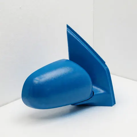 Coque de rétroviseur de voiture peinte en bleu brillant sur fond blanc, montrant la forme du composant et la finition de la peinture en spray.