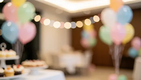 Arrière-plan festif avec des ballons de couleur pastel flous, des tables décorées et des lumières chaudes, idéal pour une fête ou un centre de loisirs.