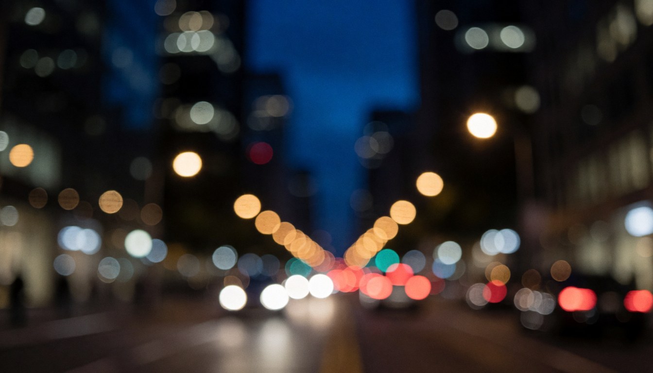 Fond flou de ville la nuit avec des lumières bleues et noires, idéal pour le transport et la logistique.