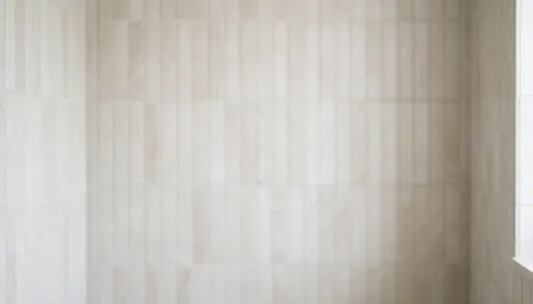 Fond de carreaux de céramique verticaux dans une salle de bain, idéal pour textes commerciaux. Murs lisses et doux avec effet bokeh, parfait pour services de nettoyage ou rénovation.