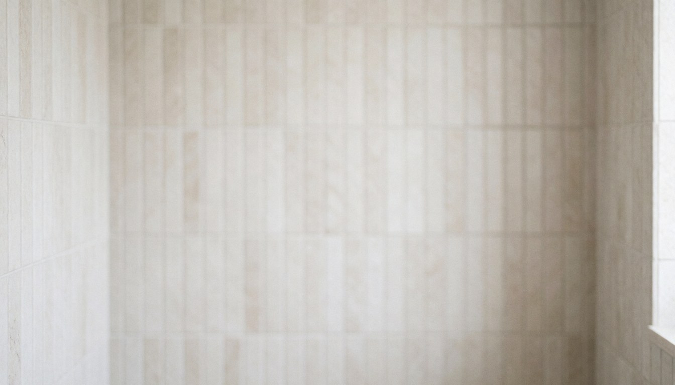 Fond de carreaux de céramique verticaux dans une salle de bain, idéal pour textes commerciaux. Murs lisses et doux avec effet bokeh, parfait pour services de nettoyage ou rénovation.