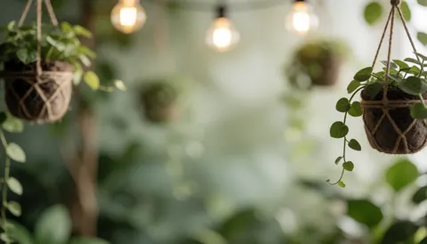 Fond de jardin avec plantes en pots suspendus, lumières d'ambiance chaleureuses et feuillage vert doux, idéal pour ajouter du texte.