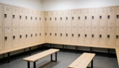Arrière-plan professionnel d'un vestiaire avec des casiers en bois et des bancs, idéal pour les textes sur les instructeurs d'arts martiaux, ambiance calme et neutre.