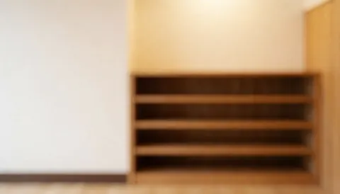 Fond de dojo avec étagère en bois et mur blanc, idéal pour textes, ambiance chaleureuse et professionnelle.