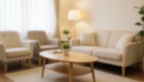 Fond de salle d'attente avec canapés blancs, table basse en bois et lampe, ambiance chaleureuse et relaxante pour clinique de réflexologie.