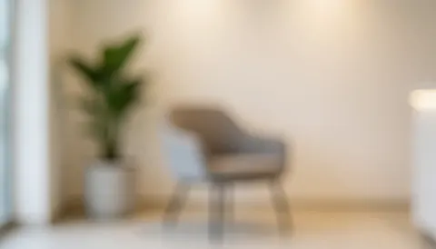 Fond de réception moderne avec une chaise et une plante en bokeh, idéal pour ajouter du texte dans un environnement calme et professionnel.