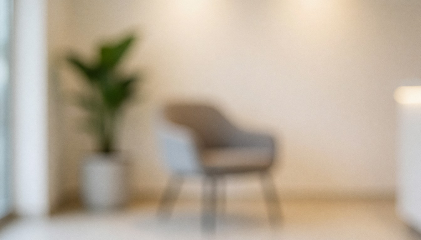 Fond de réception moderne avec une chaise et une plante en bokeh, idéal pour ajouter du texte dans un environnement calme et professionnel.