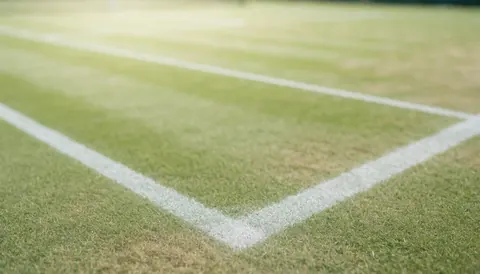 Fond de terrain de tennis avec lignes blanches et gazon vert, idéal pour textes. Scène professionnelle et calme, parfaite pour superposer logos ou messages commerciaux.
