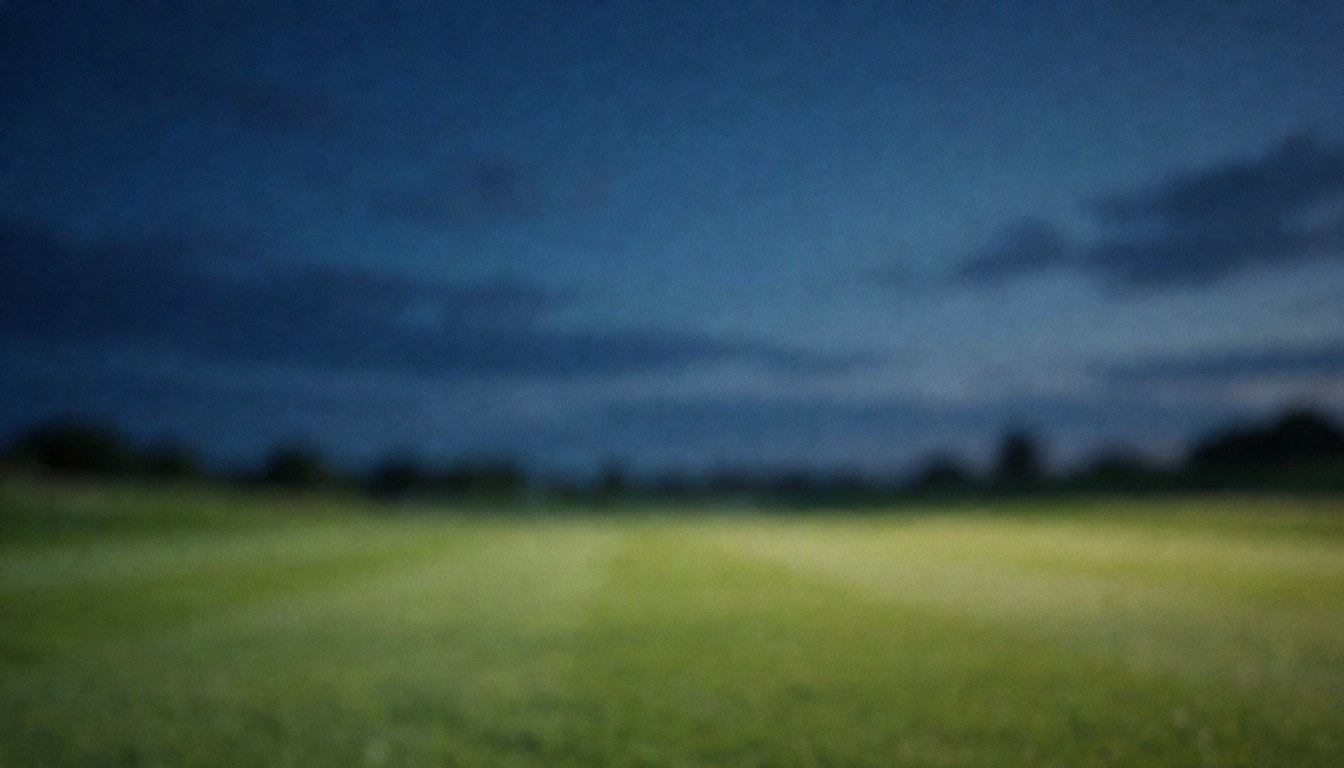 Paysage de golf au crépuscule avec un ciel bleu foncé et des nuages légers, servant de fond apaisant pour des textes ou des présentations professionnelles liées au golf.