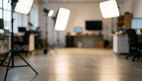 Fond de studio avec éclairage professionnel, sol en béton poli et machines à lumière, idéal pour textes commerciaux