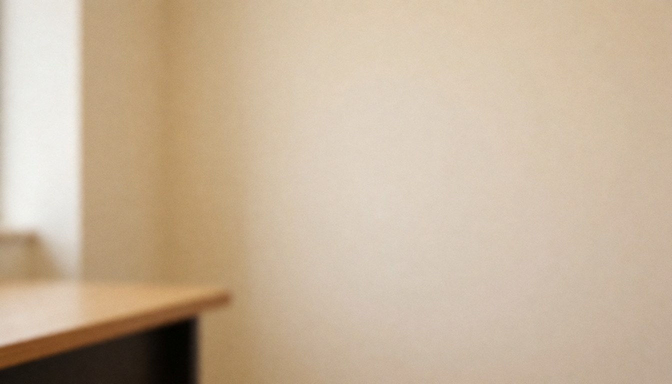 Fond serein de mur beige et bord de bureau en bois, idéal pour les textes d'une académie de langues.