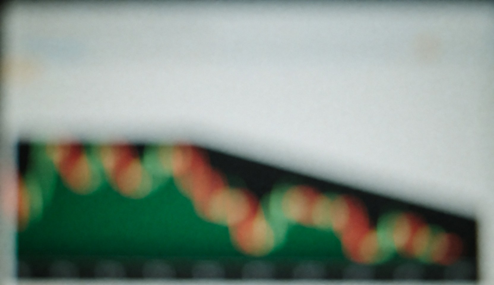 Graphiques financiers flous avec effet bokeh sur écran, servant de fond pour des textes liés aux finances et à la banque.