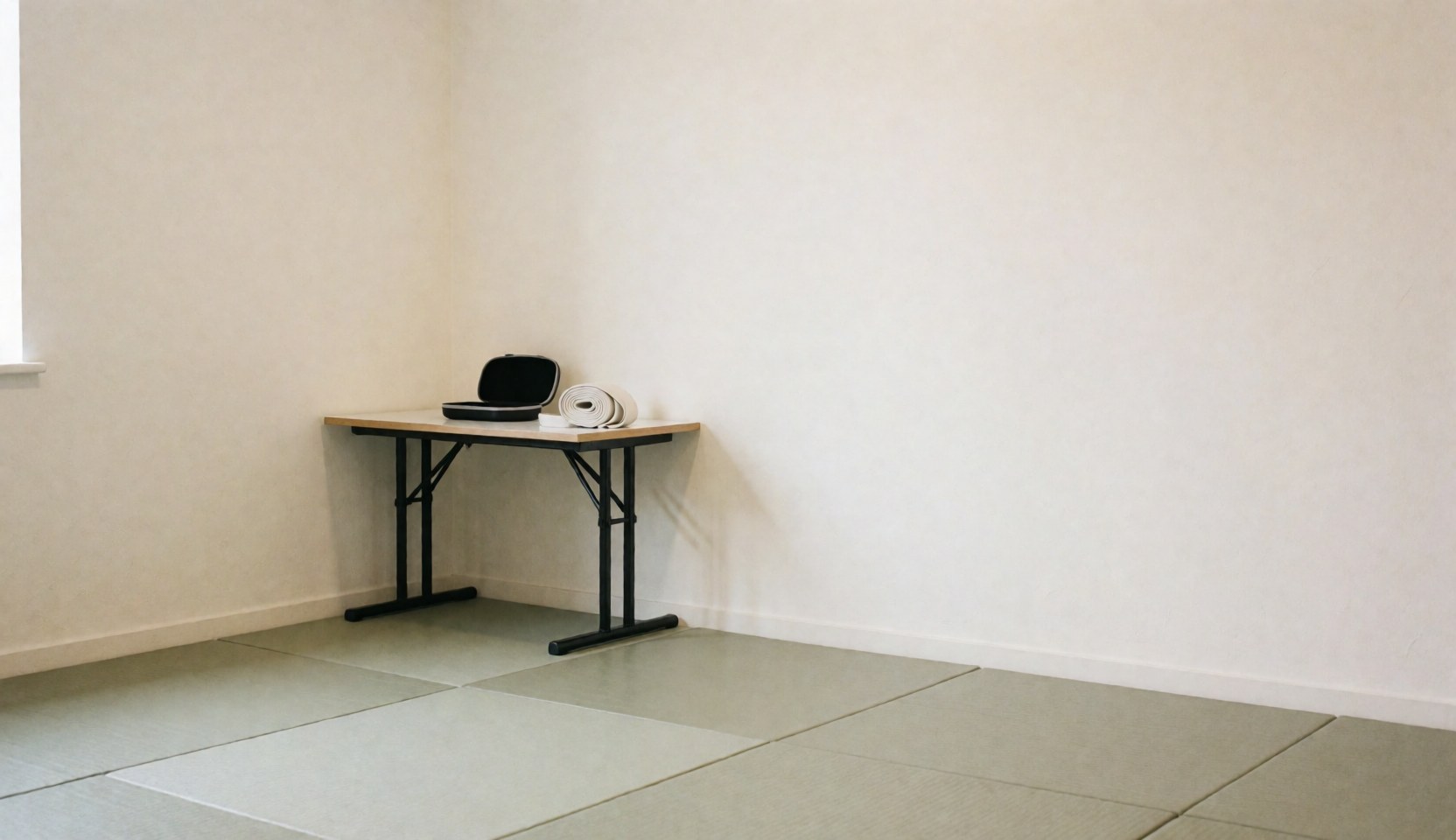 Table avec protège-dents et ceinture de gi dans un dojo avec tatamis et murs crème, idéal pour la page d'accueil d'un site web d'instructeur de karate.