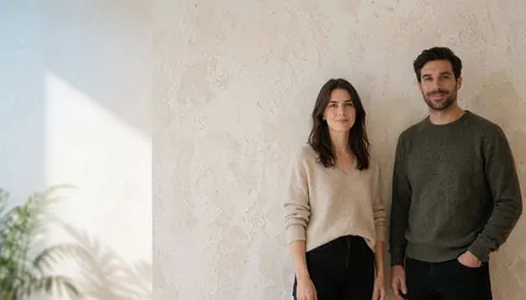 Mur texturé baigné de lumière naturelle avec espace de copie, idéal pour un fond de texte professionnel et minimaliste