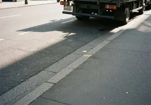 Camion de mercatique stationné sur la chaussée, offrant de l'ombre et de l'espace pour les clients, idéal pour un commerce de restauration rapide.