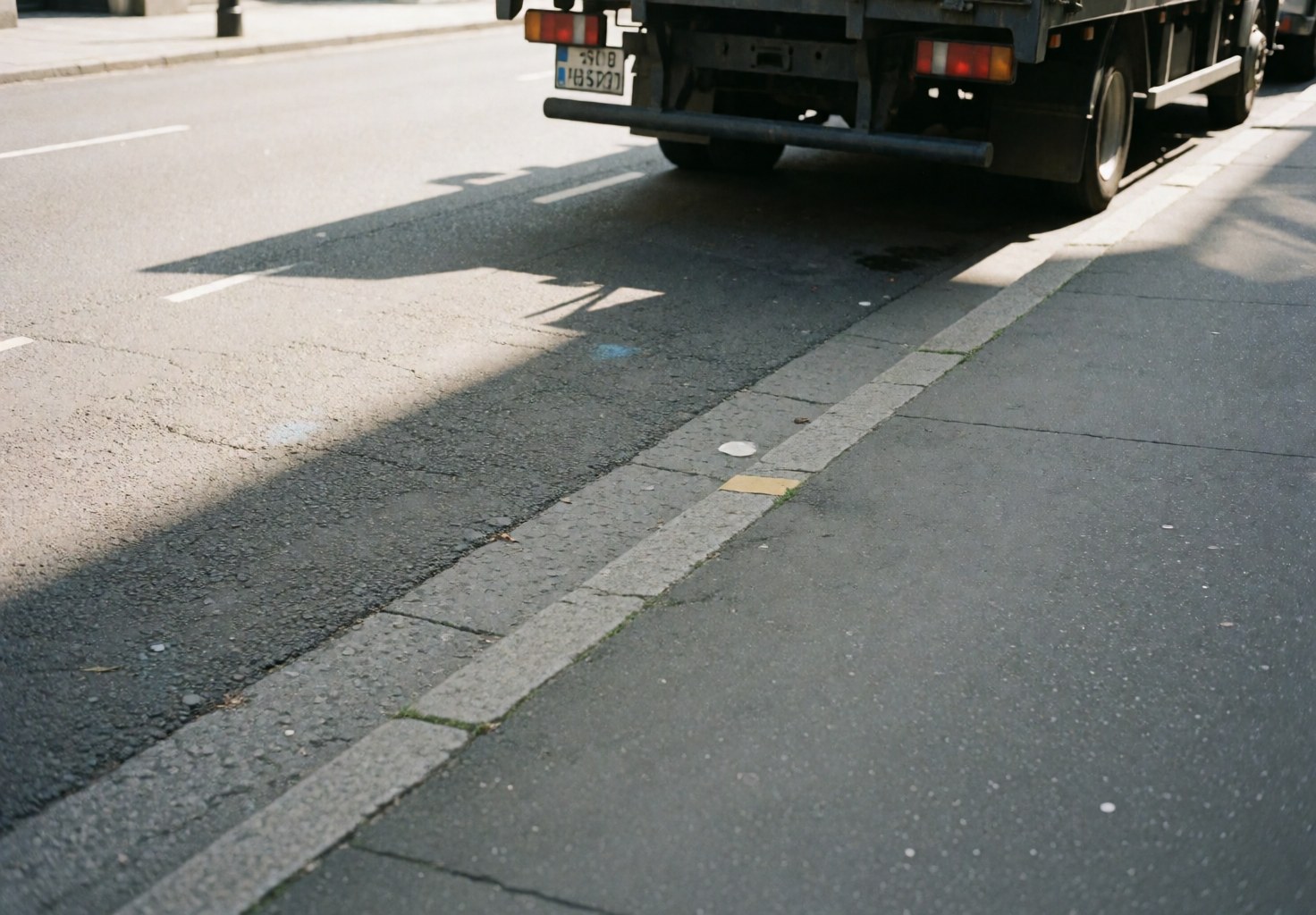 Camion de mercatique stationné sur la chaussée, offrant de l'ombre et de l'espace pour les clients, idéal pour un commerce de restauration rapide.