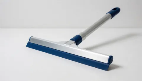 Squeegee de nettoyage de vitres avec manche en aluminium et bord bleu sur fond blanc propre, idéal pour les services de nettoyage professionnel.