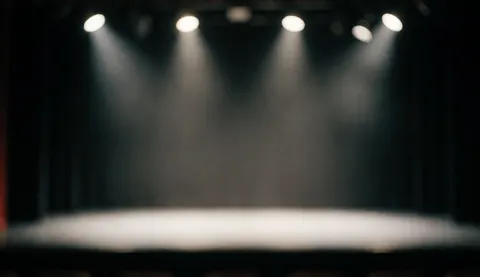 Sol de scène de danse éclairé par des projecteurs, fond noir et atmosphère professionnelle idéale pour ajouter du texte ou des publicités.