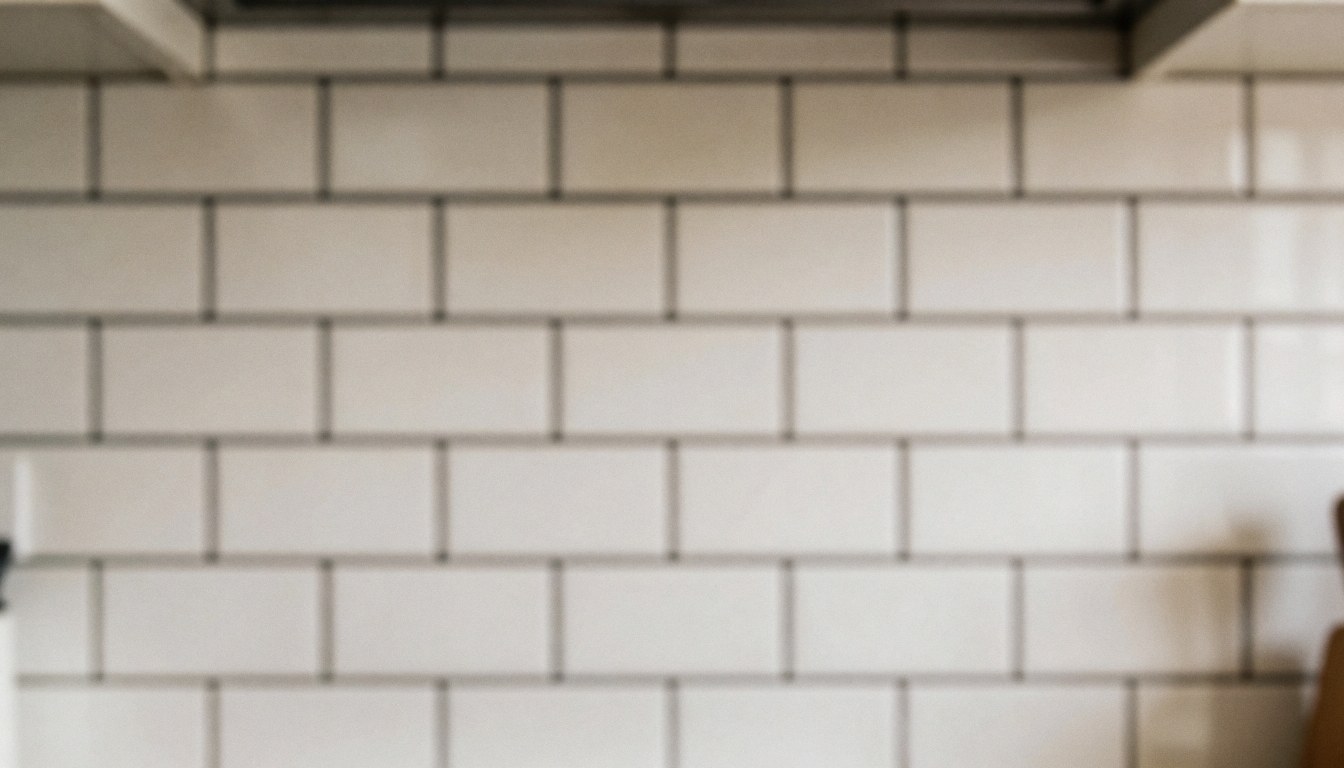 Fond de mur de cuisine avec carreaux blancs et joints sombres, idéal pour textes et conception de pages web.