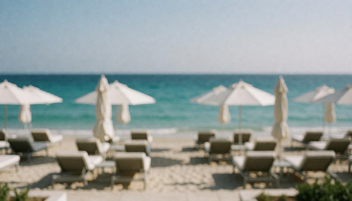 Arrière-plan de plage avec chaises et parasols, idéal pour du texte, eau turquoise et sable clair