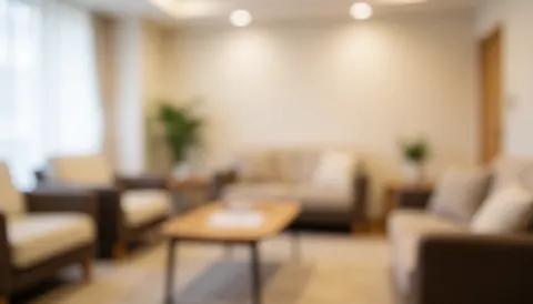 Arrière-plan flou de salle d'attente avec sièges confortables et lumière douce, idéal pour textes sur école de danse