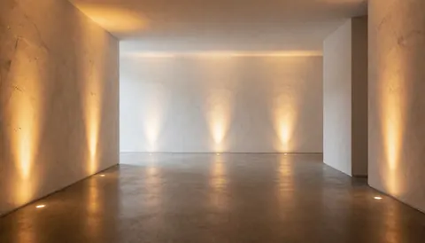 Lobby d'entreprise moderne aux murs texturés, éclairage chaleureux et sol poli, idéal pour des événements élégants.