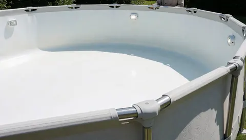 Piscine hors sol avec structure en acier inoxydable et lumières sous-marines, idéale pour les professionnels de l'installation de piscines.