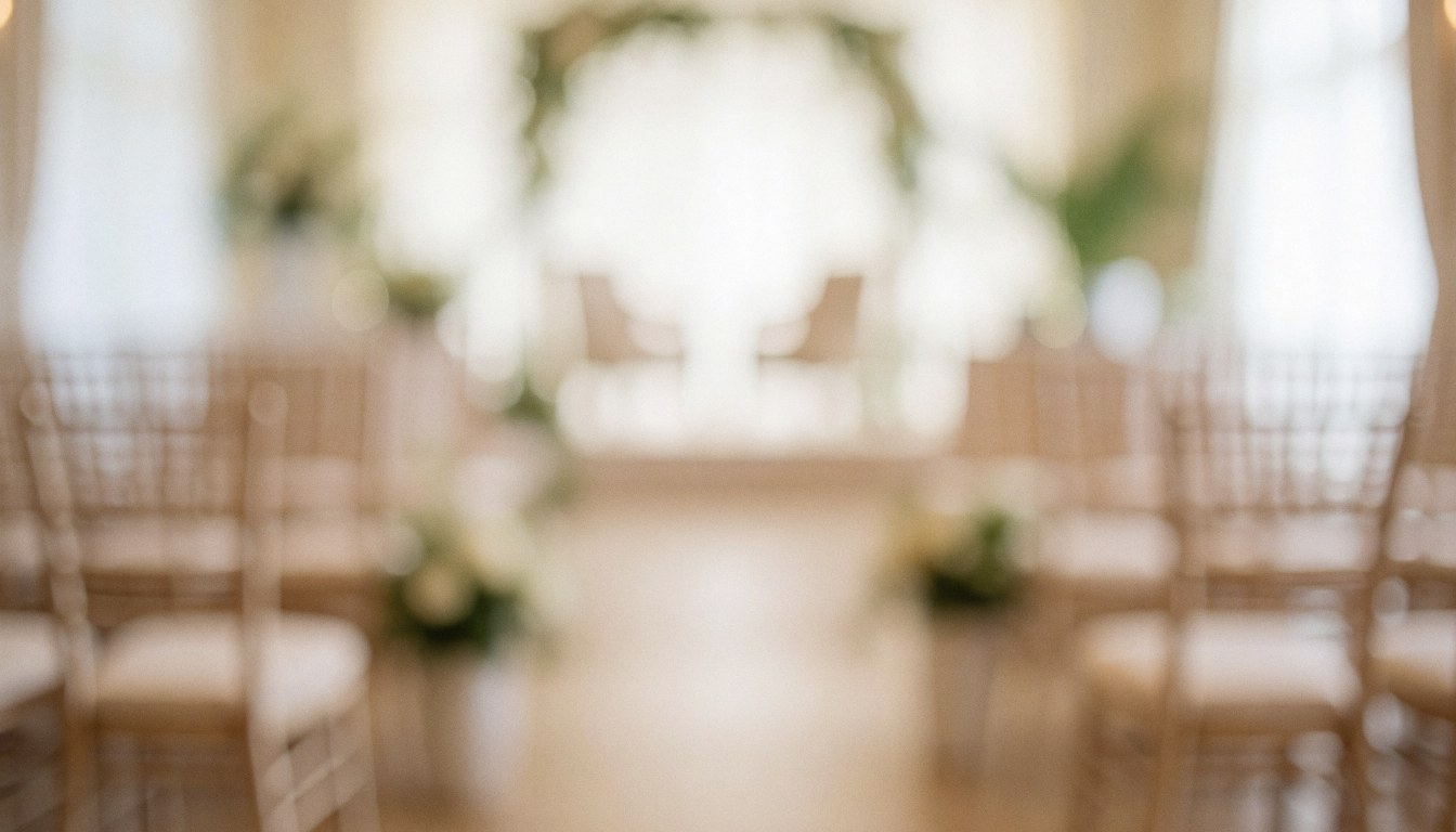 Fond de chaises en bois pour mariage avec arche décorative et lumières douces, idéal pour textes. Ambiance chaleureuse et élégante pour événements.