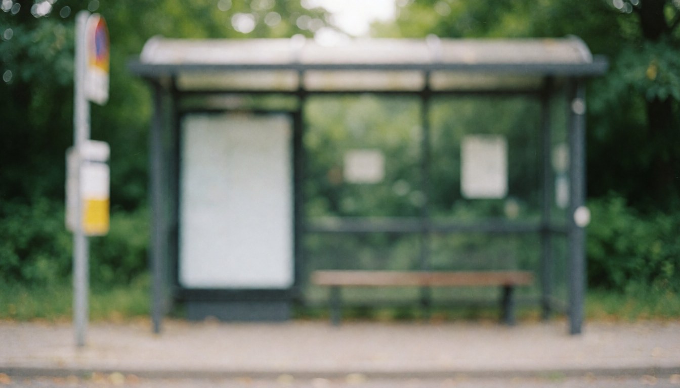 Arrêt de bus avec banc et panneau publicitaire, fond d'arbres verts flou, idéal pour textes sur les transports publics