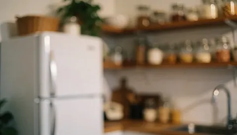 Arrière-plan de cuisine lumineux avec un réfrigérateur blanc, des étagères en bois et des bouteilles en verre, éclairage chaleureux pour textes sur la nourriture.