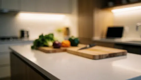 Fond de cuisine moderne avec des coupe-légumes en bois et des légumes frais, idéal pour des textes sur les services de nutrition et de coaching.