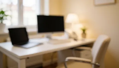Intérieur d'un cabinet médical avec une table blanche, un écran, une chaise et une lumière naturelle, idéal pour les services de soin de la peau.