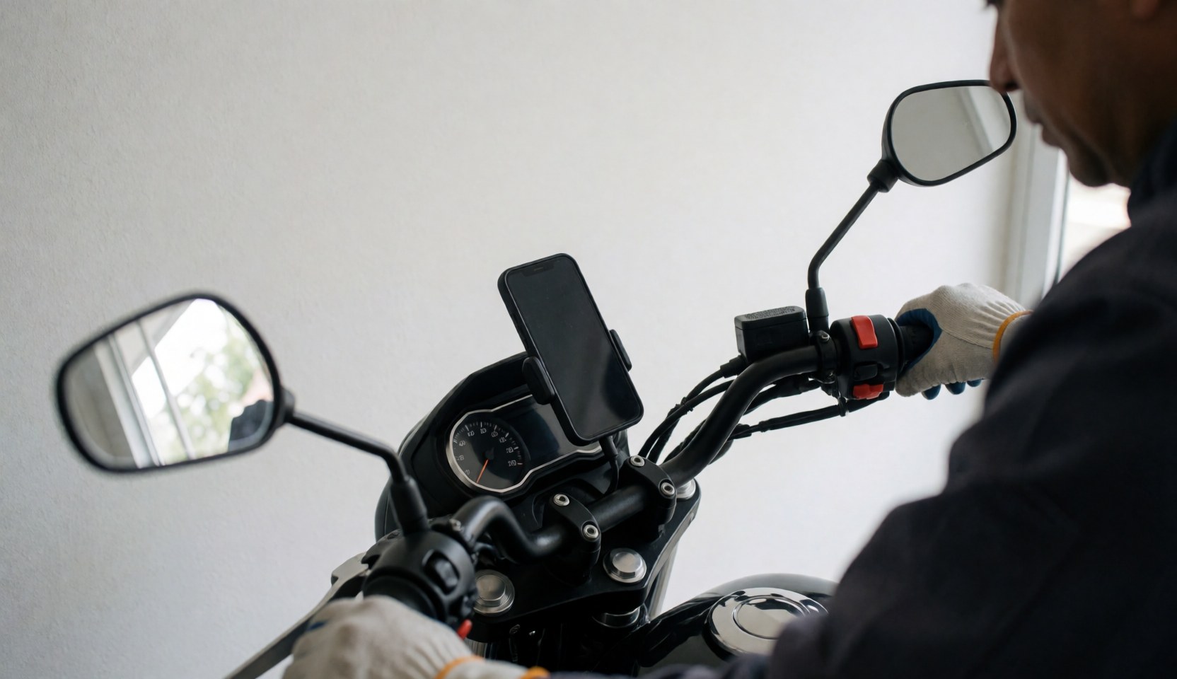 Moto-taxi équipé d'un téléphone dans un support, main gantée près du rétroviseur, fond blanc, idéal pour illustrer un service en action