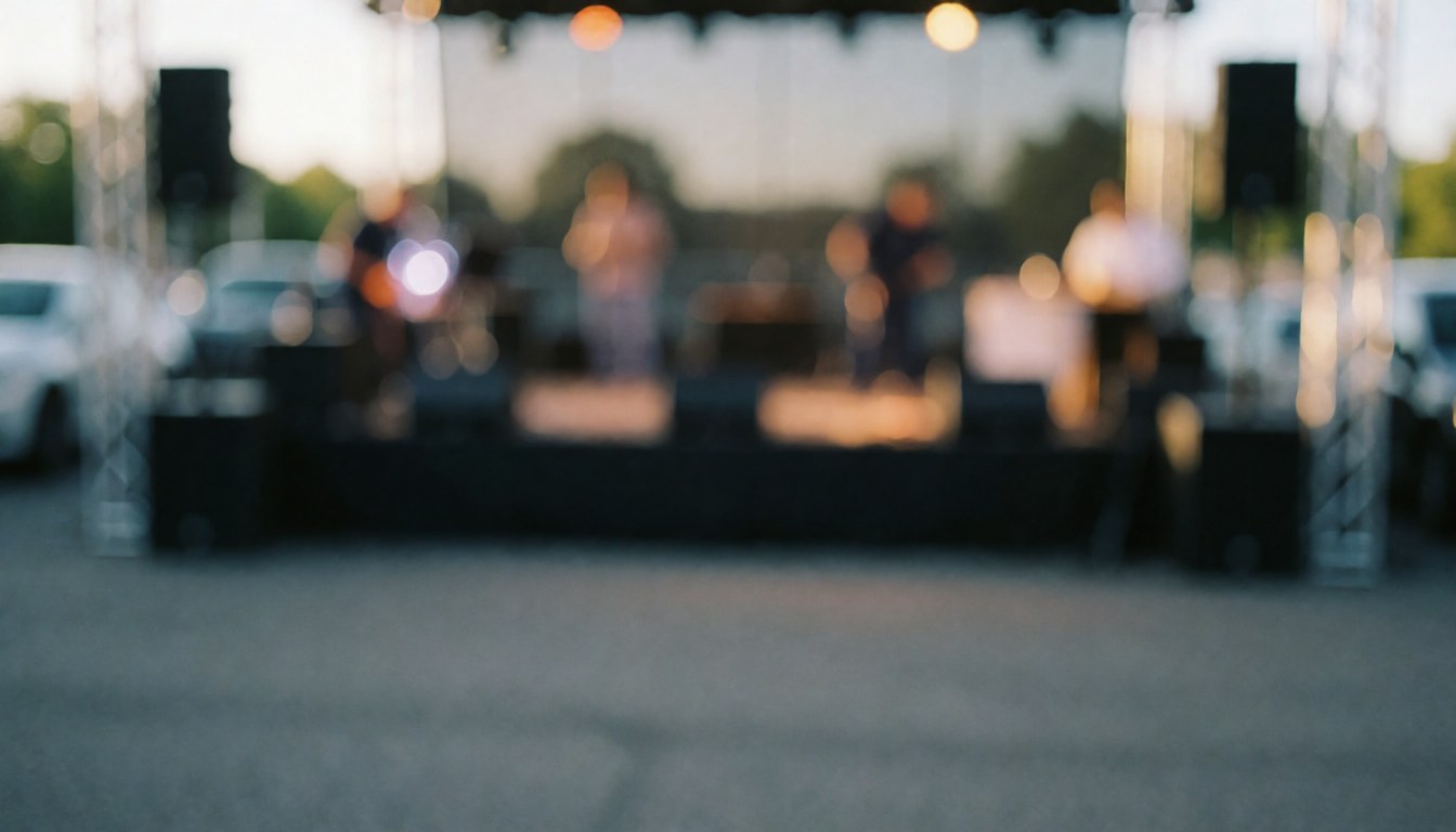 Scène de fête en plein air avec des lumières et des haut-parleurs, fond flou pour ajouter du texte.