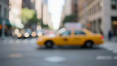 Fond urbain avec un taxi jaune flou, lumières bokeh, idéal pour les textes de service de taxis.