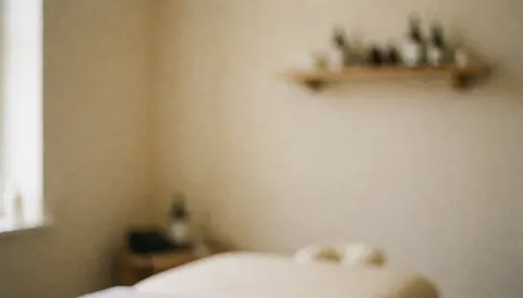 Arrière-plan beige pour texte, étagère en bois avec pots, bord de table et éclairage doux pour massage cervical.