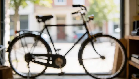 Vélo vintage avec effet bokeh dans une vitrine d'atelier de vélos, lumière naturelle, fond pour texte.