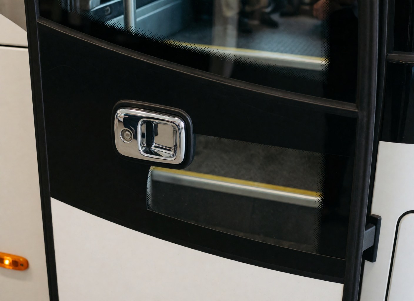 Détail de la poignée chromée et de l'escalier jaune d'une porte de bus, montrant son design industriel et la qualité des matériaux pour le transport public.
