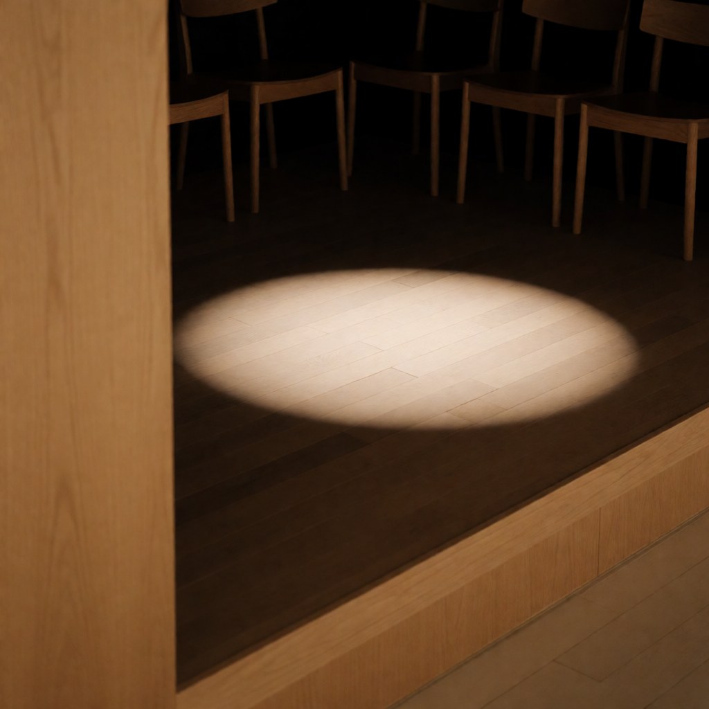 Scène en bois avec une lumière chaude et focalisée sur le sol, chaises en bois en arrière-plan, idéal pour des présentations orales.