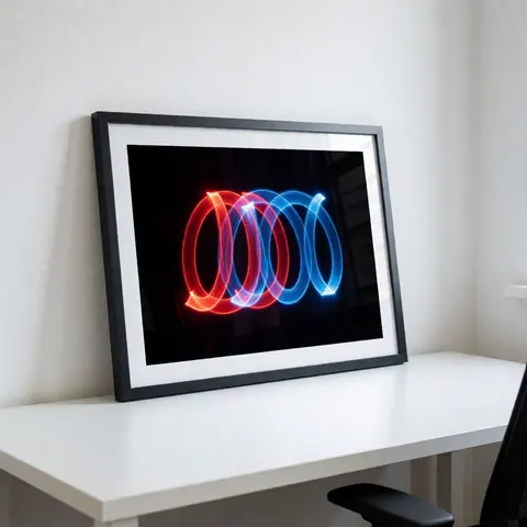 Œuvre d'art avec des traînées de lumière rouge et bleue dans un cadre noir posé sur une table blanche, idéale pour un studio de photographie cinétique.