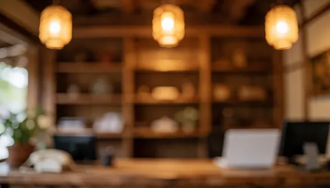 Arrière-plan de réception rustique avec tables en bois, étagères et lampes suspendues en papier, idéal pour un hébergement rural.