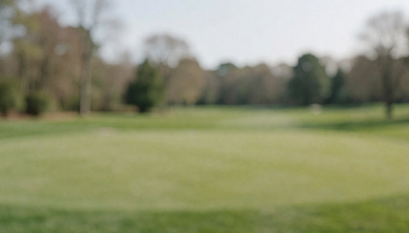 Arrière-plan flou d'un terrain de golf avec de l'herbe verte et des arbres au loin, idéal pour superposer du texte publicitaire.