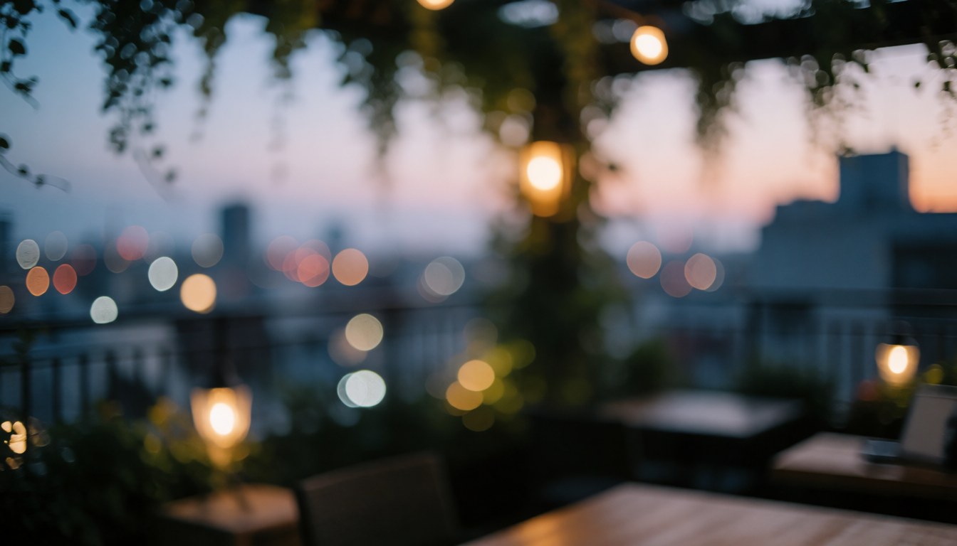 Terrasse équipée de tables, éclairage chaleureux et végétation suspendue au crépuscule, servant de fond pour des cours de tango