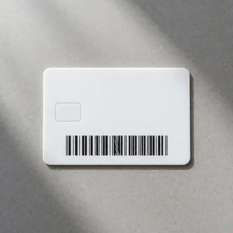 Carte d'accès pour stationnement avec code-barres et puce sur surface en béton gris, éclairage diffus.