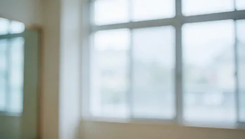Fond de studio de danse avec grandes fenêtres, cadre de miroir, éclairage doux et froid, idéal pour textes sur cours collectifs