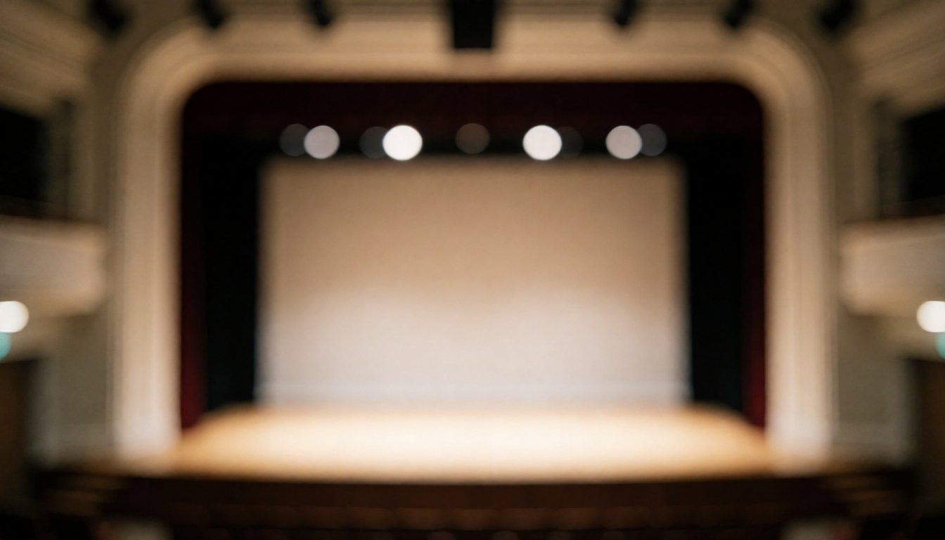 Scène de théâtre avec proscenium et lumières, fond flou pour textes, idéal pour ateliers de théâtre.