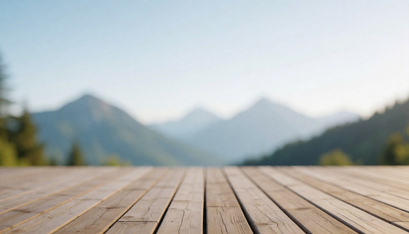 Terrasse en bois offrant une vue sur des montagnes floues en arrière-plan, idéale pour des textes ou des annonces liées aux refuges de montagne.
