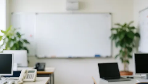 Arrière-plan de classe d'espagnol avec tableau blanc, plantes vertes et ordinateurs sur des tables, idéal pour textes.